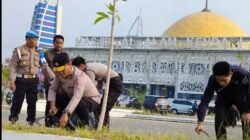 Wakapolda Sultra Pimpin Aksi Bersih-Bersih Masjid Al Alam, Gaungkan Green Policing