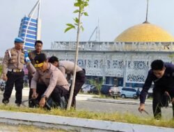 Wakapolda Sultra Pimpin Aksi Bersih-Bersih Masjid Al Alam, Gaungkan Green Policing
